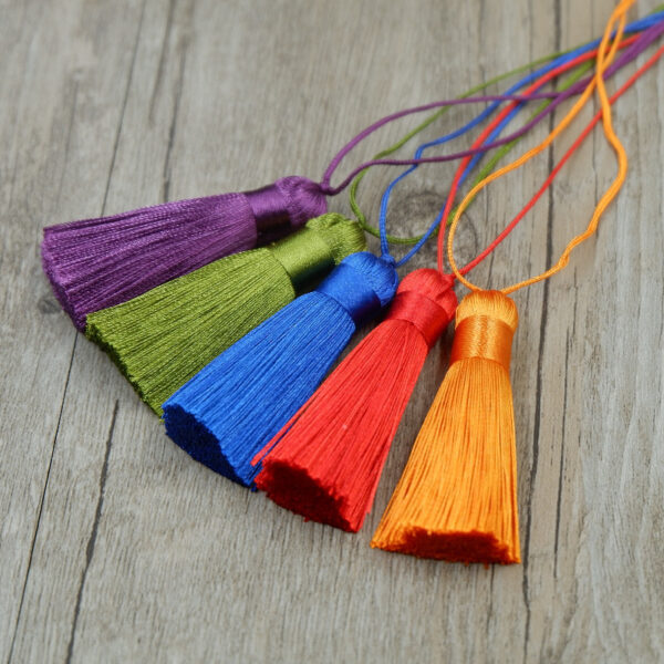 Thick Short-Thread Tassels for Bold Decoration